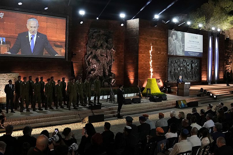 Benjamin Netanyahu s'exprime lors de la cérémonie d'ouverture de la Journée de commémoration de l'Holocauste à Yad Vashem à Jérusalem, le mercredi 23 avril 2025.