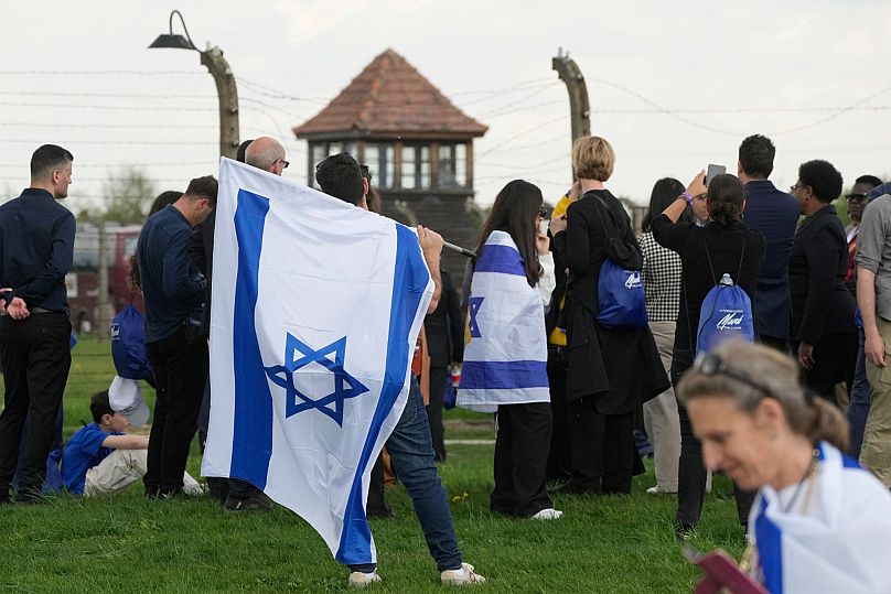 Des personnes assistent à la "Marche des vivants", l'événement annuel de commémoration de l'Holocauste au camp d'Auschwitz-Birkenau à Oswiecim, en Pologne, le jeudi 24 avril 2