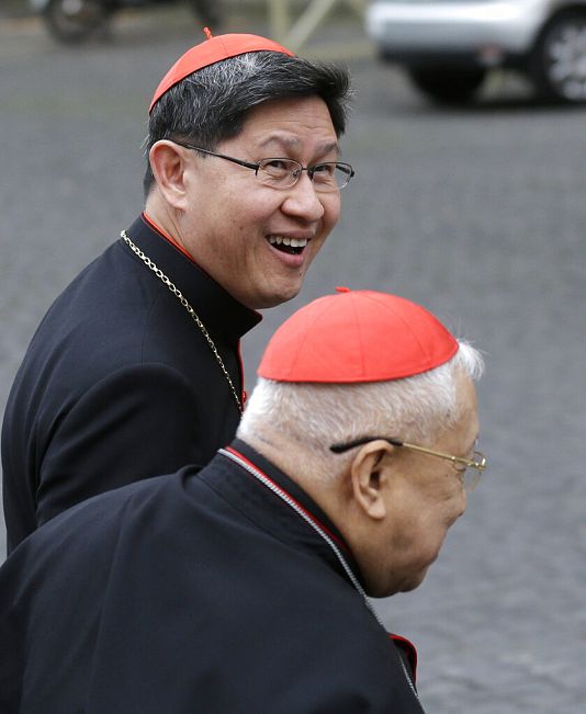 Kardinal Luis Antonio Tagle, links, und Kardinal Ricardo Vidal von den Philippinen bei einem Treffen im Vatikan, 6. März 2013.