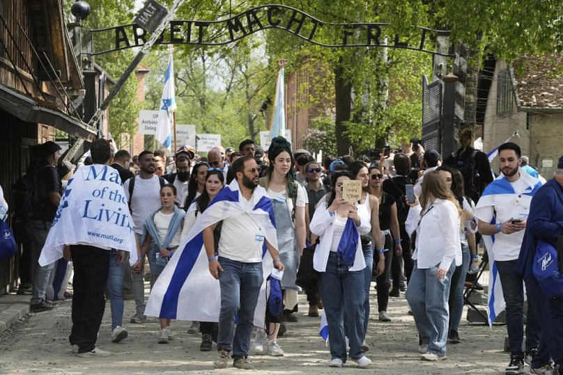 Ludzie biorą udział w „Marszu Żywych”, corocznym wydarzeniu upamiętniającym sześć milionów ofiar Holokaustu, w byłym niemieckim nazistowskim obozie zagłady Auschwitz-Birkenau 