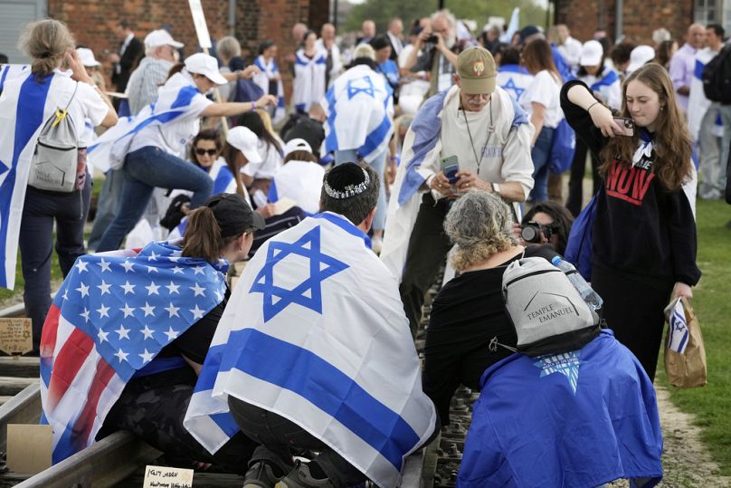 Ludzie biorą udział w „Marszu Żywych”, corocznym wydarzeniu upamiętniającym sześć milionów ofiar Holokaustu, w byłym niemieckim nazistowskim obozie zagłady Auschwitz-Birkenau 