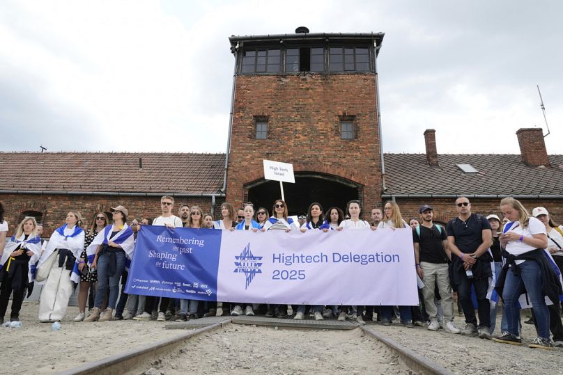 Ludzie biorą udział w „Marszu Żywych”, corocznym wydarzeniu upamiętniającym sześć milionów ofiar Holokaustu, w byłym niemieckim nazistowskim obozie zagłady Auschwitz-Birkenau 