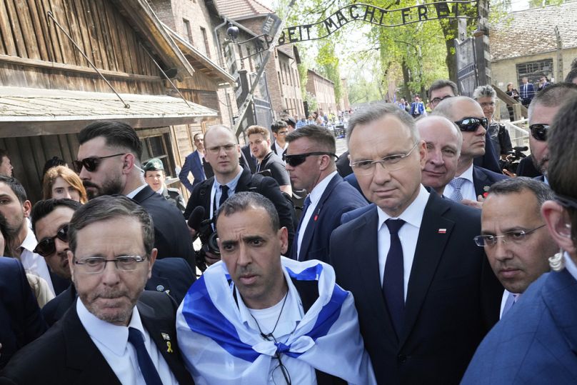 Prezydent Polski Andrzej Duda (po prawej) i prezydent Izraela Izaak Herzog przybywają do byłego niemieckiego nazistowskiego obozu zagłady Auschwitz-Birkenau