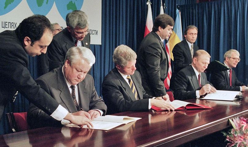 A Budapesti Memorandum aláírói- Borisz Jelcin, Bill Clinton, Leonyid Kravcsuk és John Major, Budapest, 1994 december 5. 