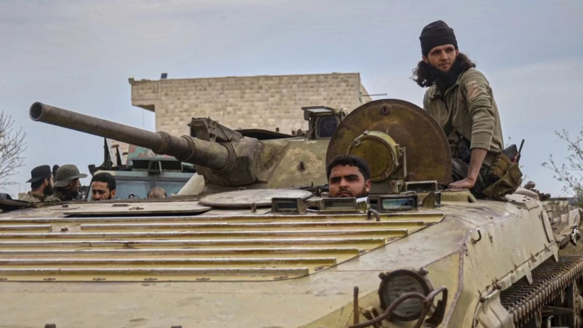 وزارة الدفاع السورية: حزب الله أطلق قذائف مدفعية من لبنان نحو نقاط الجيش في منطقة القصير