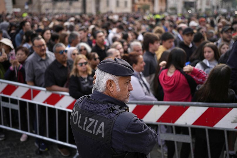 Hívók várakoznak a belépésre a Szent Péter bazilika előtt