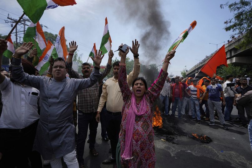 Los manifestantes corean consignas antipaquistaníes durante una protesta contra el ataque de Pahalgam, en Jammu, India, el 23 de abril de 2025.