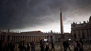 Des personnes entrent dans la basilique Saint-Pierre pour rendre hommage au pape François, au Vatican, le jeudi 24 avril 2025.