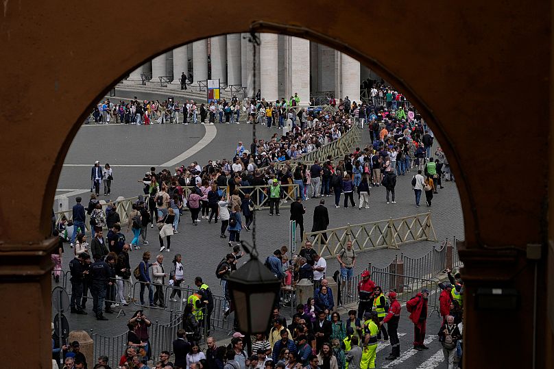 Les gens font la queue pour entrer dans la basilique Saint-Pierre et rendre hommage au défunt pape François, au Vatican, jeudi 24 avril 2025.