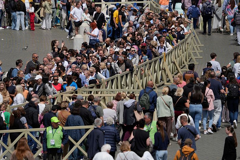 Очередь в собор Святого Петра к гробу с покойным папой Франциском в Ватикане, четверг, 24 апреля 2025 г.