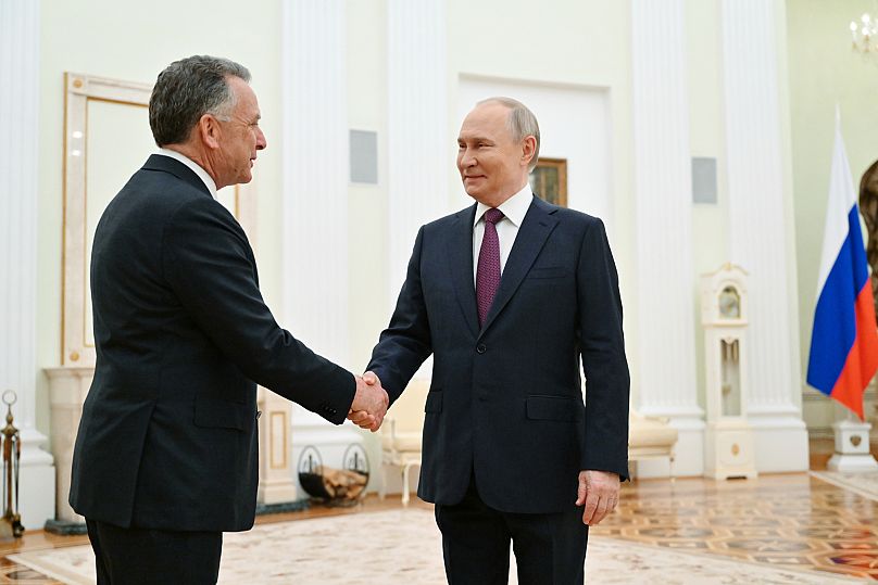 Vladimir Poutine et l'envoyé spécial du président américain Donald Trump, Steve Witkoff, se saluent avant leur entretien au Kremlin à Moscou, le vendredi 25 avril 2025