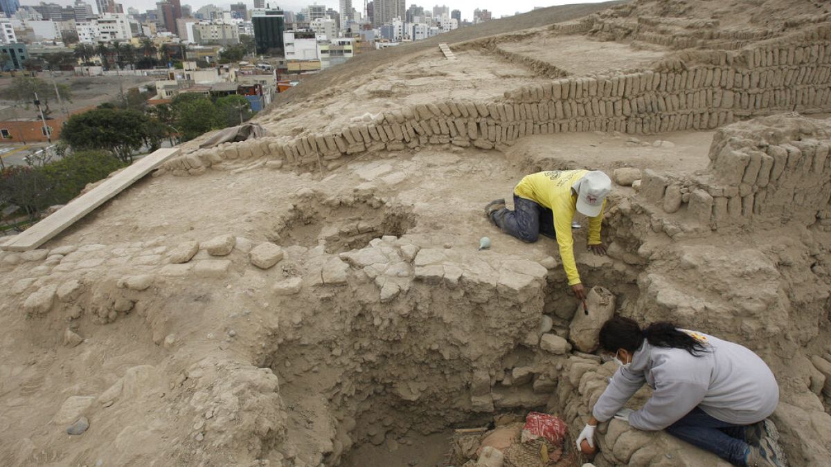 علماء الآثار في بيرو يعثرون على رفات سيدة من طبقة النبلاء عاشت قبل 5000 عام