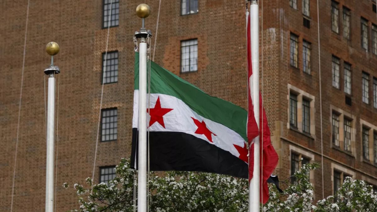 قبيل اجتماع لمجلس الأمن... علم سوريا الجديد يُرفع فوق مبنى الأمم المتحدة في نيويورك
