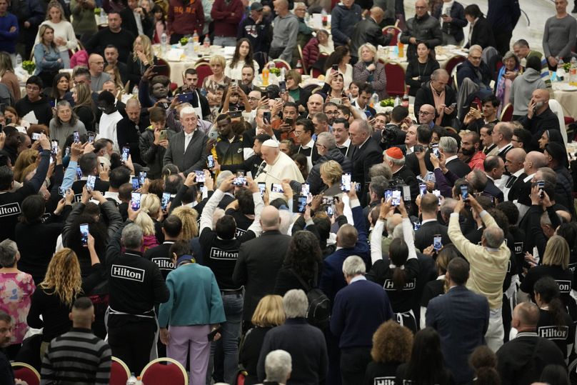 Papa Francesco a un pranzo offerto a poveri, senzatetto, migranti e disoccupati, nell'Aula Paolo VI in Vaticano, 19 novembre 2023