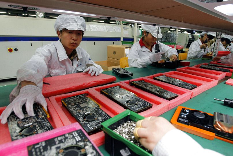Une ouvriere travaillent sur la chaîne de production du complexe Foxconn dans la ville de Shenzhen, dans le sud de la Chine.