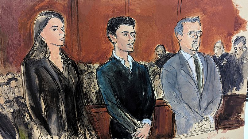 Retratode Luigi Mangione, ao centro, ladeado pelos seus advogados durante a sua primeira comparência no tribunal federal de Manhattan, 19 de dezembro de 2024