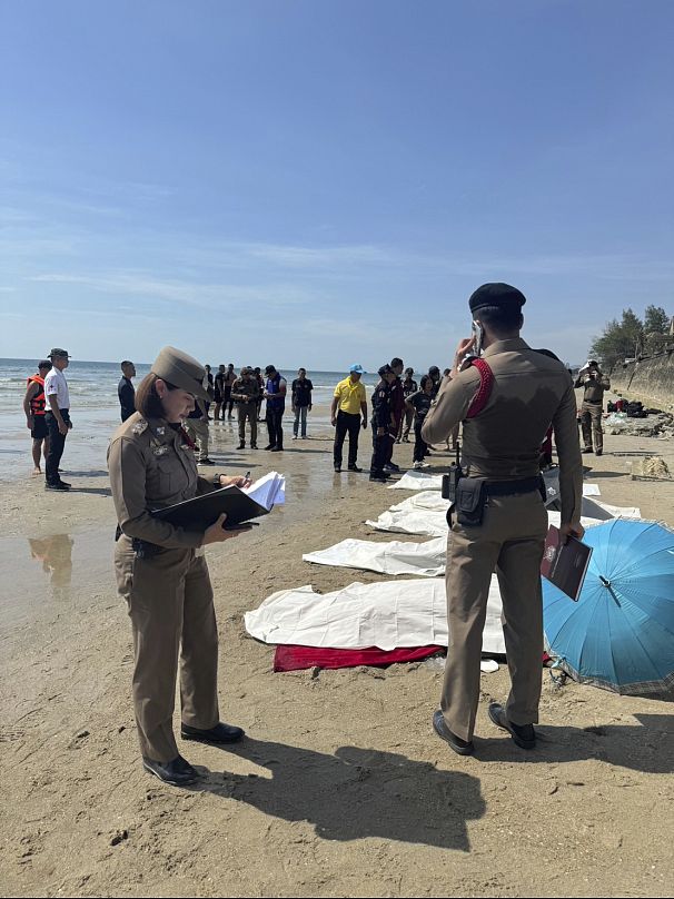 Des policiers enquêtent après le crash d'un avion de police, dans la province de Prachuab Kiri Khan, dans l'ouest de la Thaïlande, le vendredi 25 avril 2025.