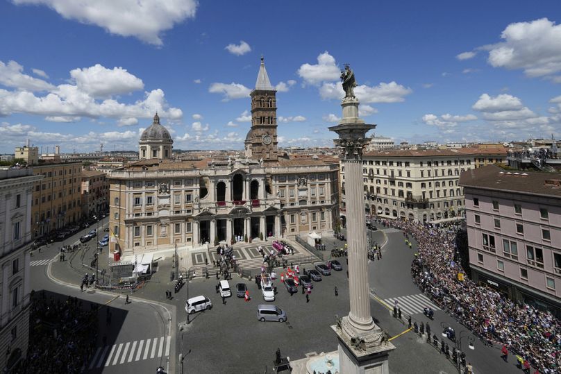 Papst Franziskus kommt an seiner letzten Ruhestätte, der Basilika Santa Maria Maggiore, an