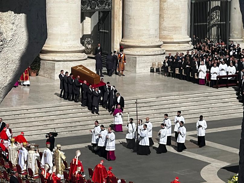 Die letzte Reise von Franziskus beginnt. Der Sarg wird aus dem Petersdom getragen