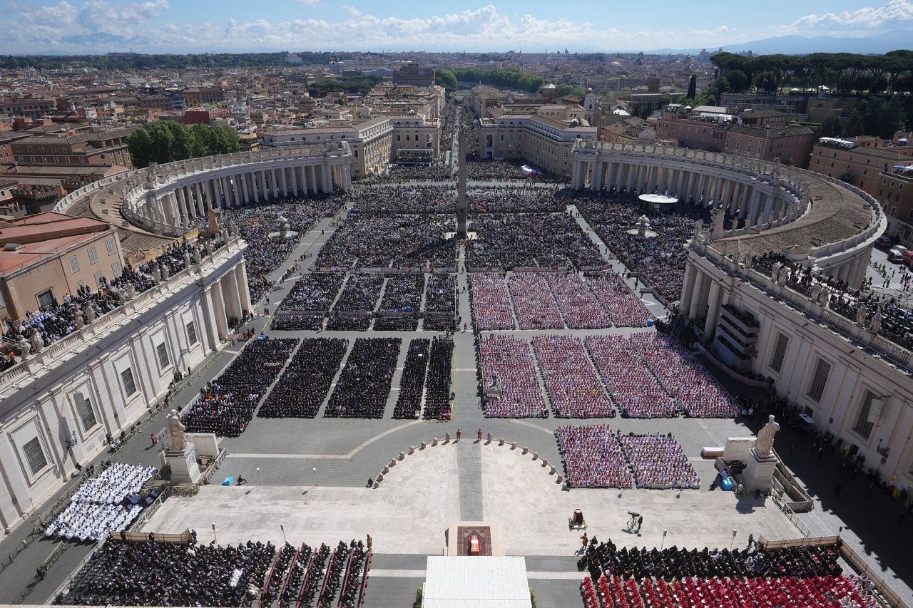 Place Saint-Pierre pendant les funérailles du pape François