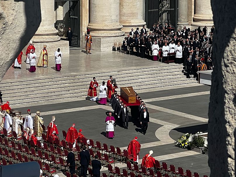 Traslado del ataúd del Papa Francisco en la Plaza de San Pedro, 26 de abril de 2025