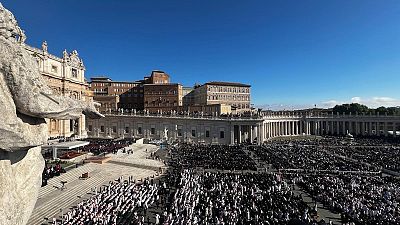 Papa'nın cenaze töreni: Binlerce kişi Aziz Petrus Meydanı'nda toplandı