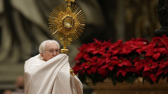 Chi è il Cardinale Re, autore e lettore dell'omelia funebre di Papa Francesco