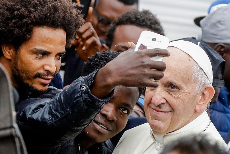 Wiele osób krytykowało też Franciszka za jego otwarte nawoływanie do poszanowania praw migrantów.