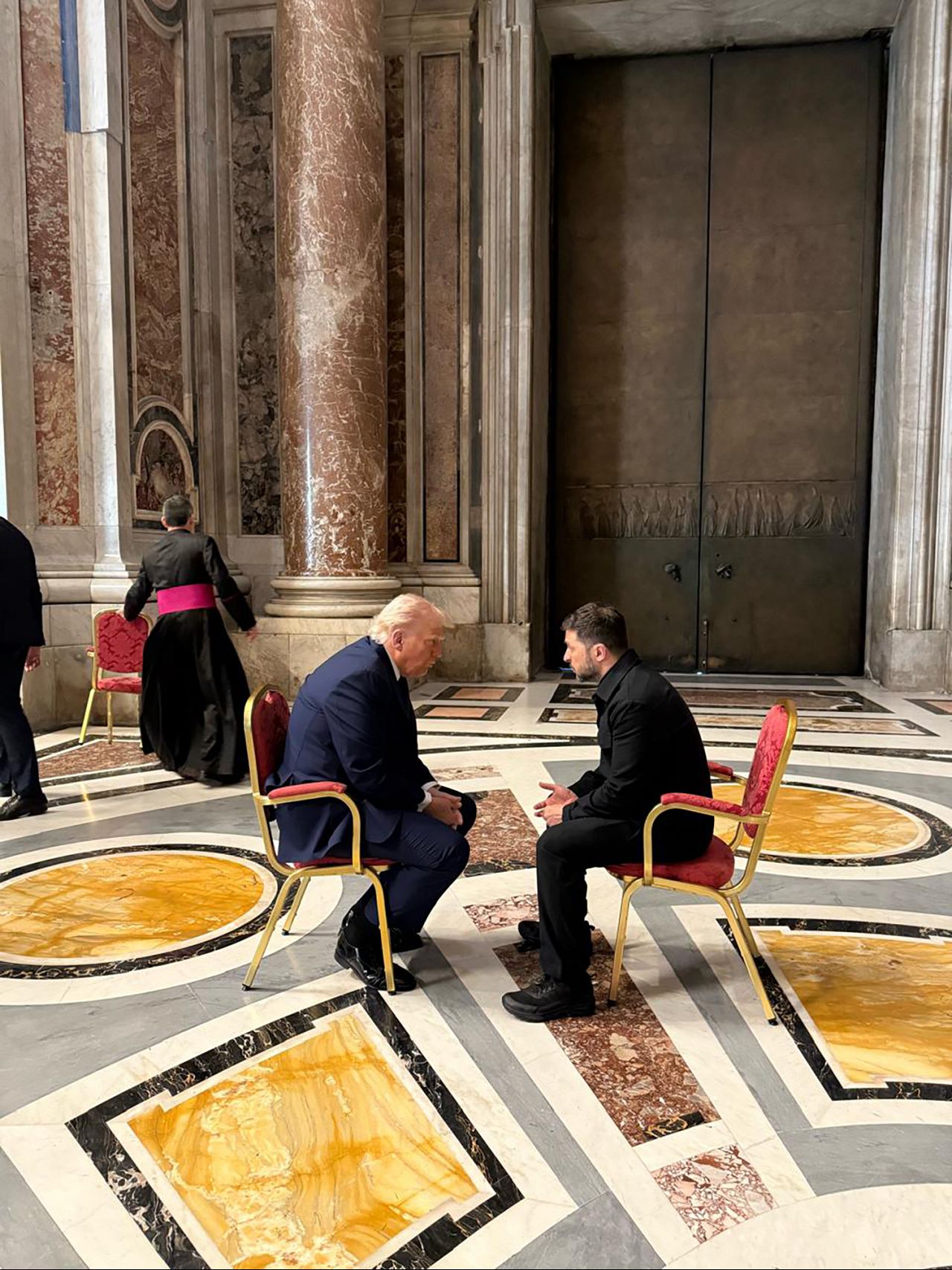 La rencontre entre Trump et Zelensky avant la cérémonie