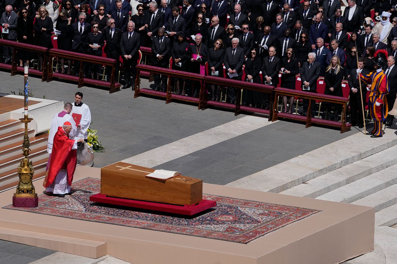 Le cercueil du pape François sur la place Saint-Pierre