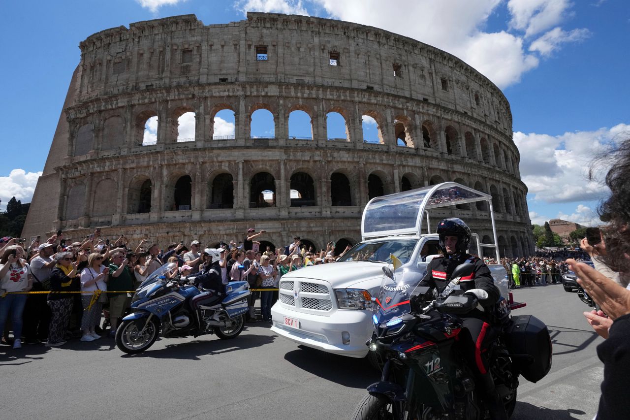 Le cercueil du pape François passe devant le Colisée à Rome