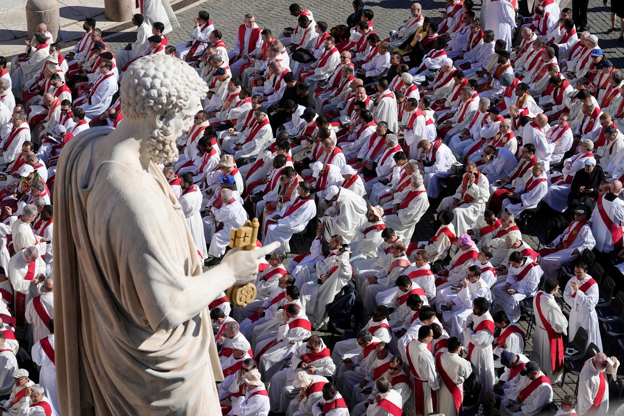 Sous l'œil de la statue...