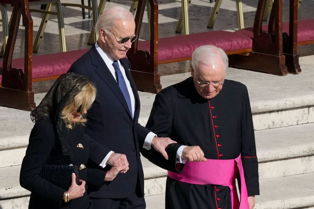 Joe Biden et son épouse Jill place Saint-Pierre