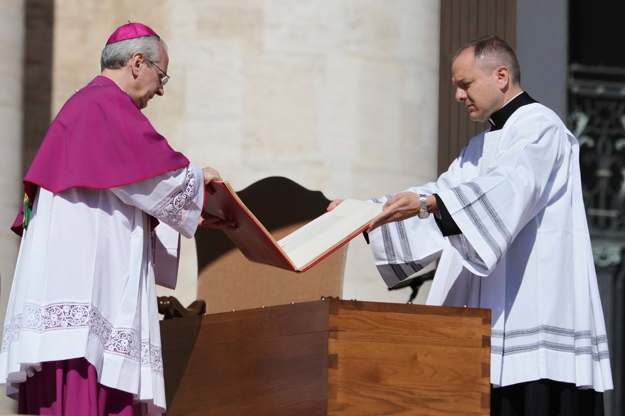 L'évangile déposé sur le cercueil du pape François