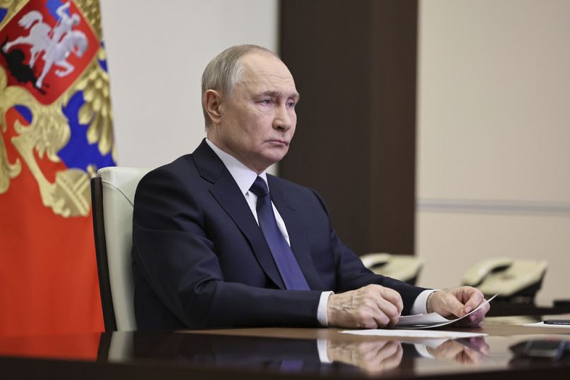 Il presidente russo Vladimir Putin ascolta il capo di Stato maggiore russo, il generale Valery Gerasimov, durante un incontro in videoconferenza, Mosca, Russia, 26 aprile 2025