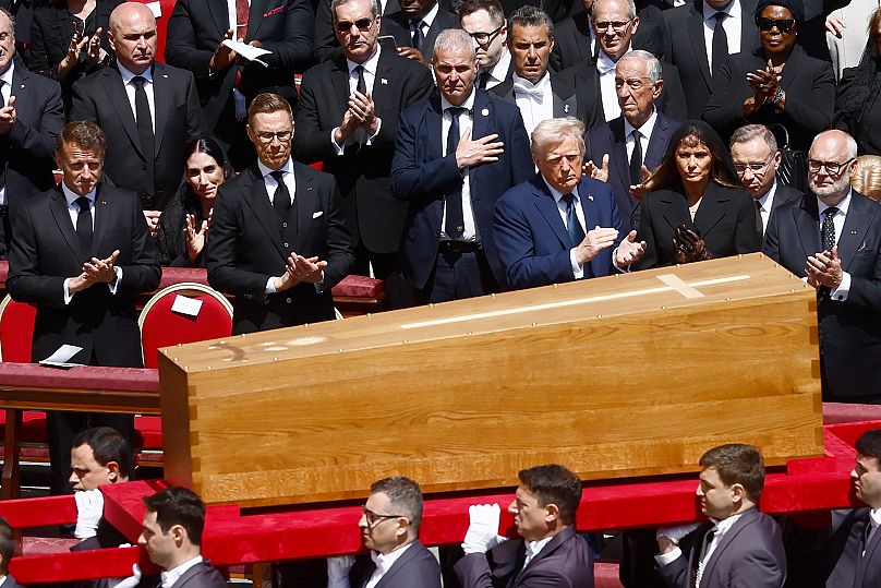 El ataúd del Papa Francisco es llevado ante dignatarios durante su funeral en la Plaza de San Pedro del Vaticano, el sábado 26 de abril de 2025. 
