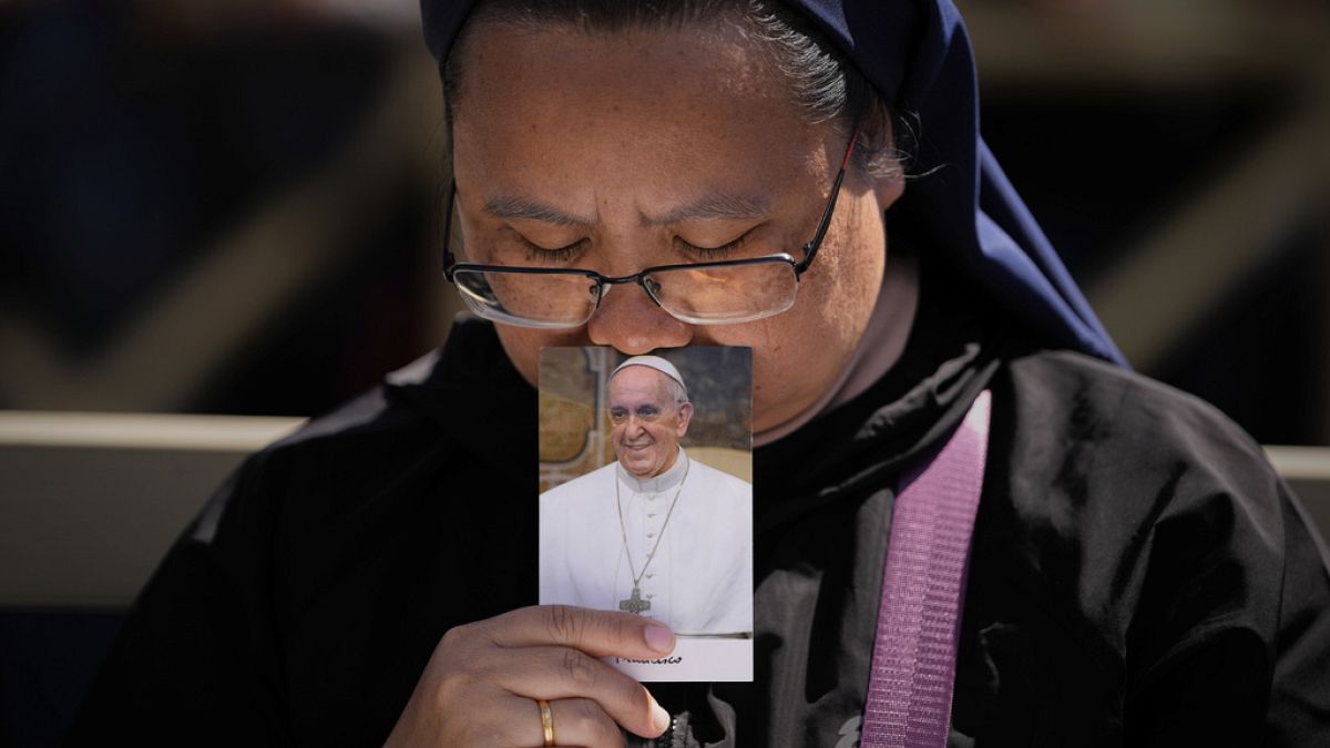 Búcsú Ferenctől, aki pápaként nem uralkodott, hanem alázatosan szolgált