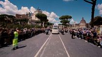 Des milliers de personnes font leurs adieux au cercueil du pape François dans les rues de Rome