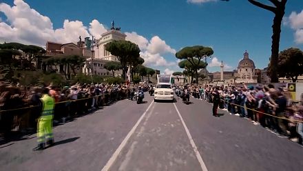 Des milliers de personnes font leurs adieux au cercueil du pape François dans les rues de Rome
