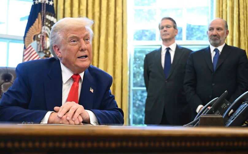 Donald Trump, Scott Bessent és Howard Lutnick az Ovális Irodában, 2025. április 9-én
