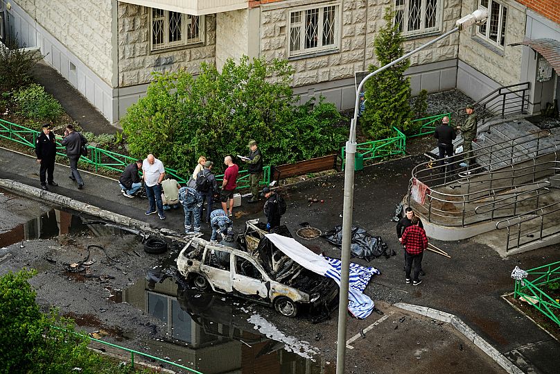 Des enquêteurs travaillent sur les lieux où le lieutenant-général Iaroslav Moskalik a été tué par l'explosion d'une voiture à Balachikha, en Russie, le vendredi 25 avril