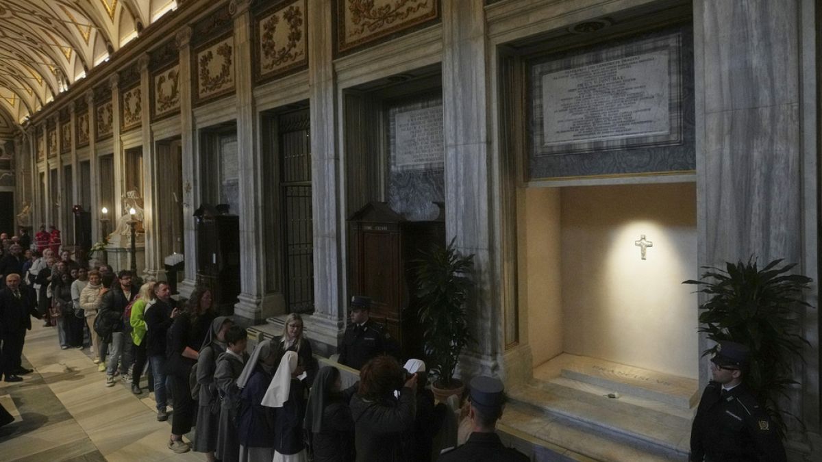Thousands of visitors gather at Pope Francis' final resting place in Rome basilica