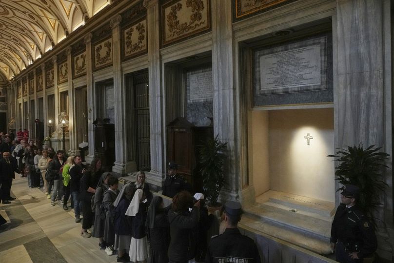 Gläubige stehen Schlange, um das Grab von Papst Franziskus in der Basilika Santa Maria Maggiore zu besuchen. Rom, 27. April 2025