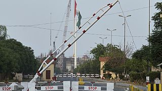 يظهرعلم هندي من نقطة التفتيش شبه العسكرية الباكستانية بالقرب من واجاه ، وهي نقطة عبور حدودية مشتركة بين باكستان والهند ، الخميس 24 أبريل 2025