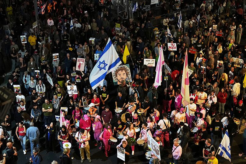 Des manifestants exigent la libération immédiate des otages détenus par le Hamas dans la bande de Gaza, à Tel Aviv, en Israël, le samedi 26 avril 2025.