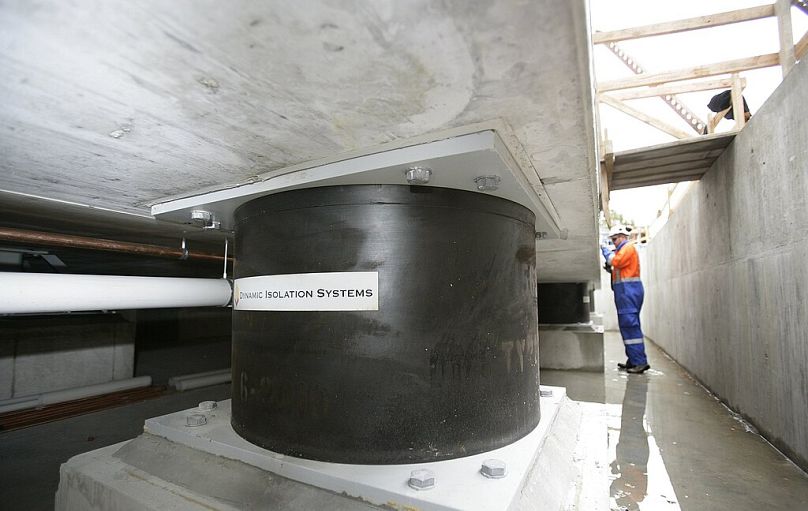Haywards'daki HVDC Pole 3 binasının sismik performansını iyileştirmek için kullanılan taban izolasyonunun görünümü
