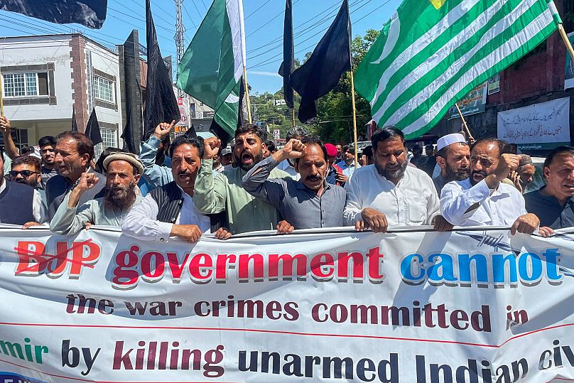 Des manifestants dénoncent la suspension d'un traité de partage de l'eau par l'Inde, à Muzaffarabad, capitale du Cachemire sous administration pakistanaise, vendredi 25 avril