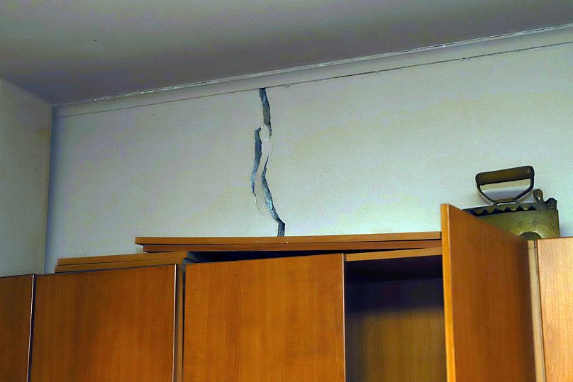 Трещины в домах в деревне Вутес в Ираклионе, Крит