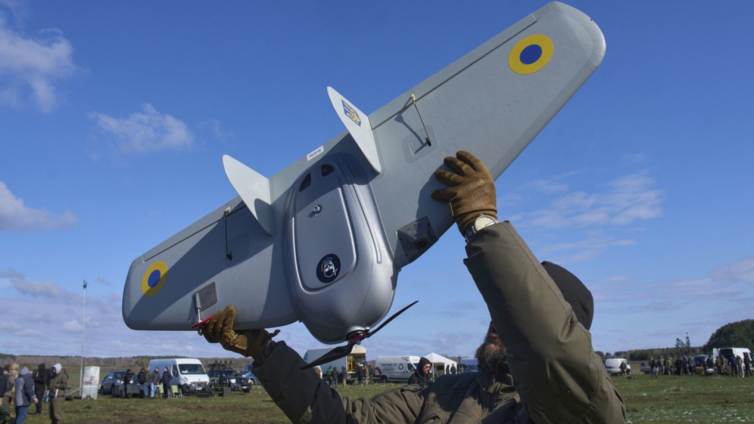Un fabricant fait la démonstration d'un drone de fabrication ukrainienne lors d'un salon Ukraine Defense Innovations destiné aux clients militaires,  le vendredi 11 avril 2025