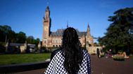 Eine Frau, die eine Keffieh trägt, steht vor dem Internationalen Gerichtshof in Den Haag, Niederlande, Montag, 28. April 2025.